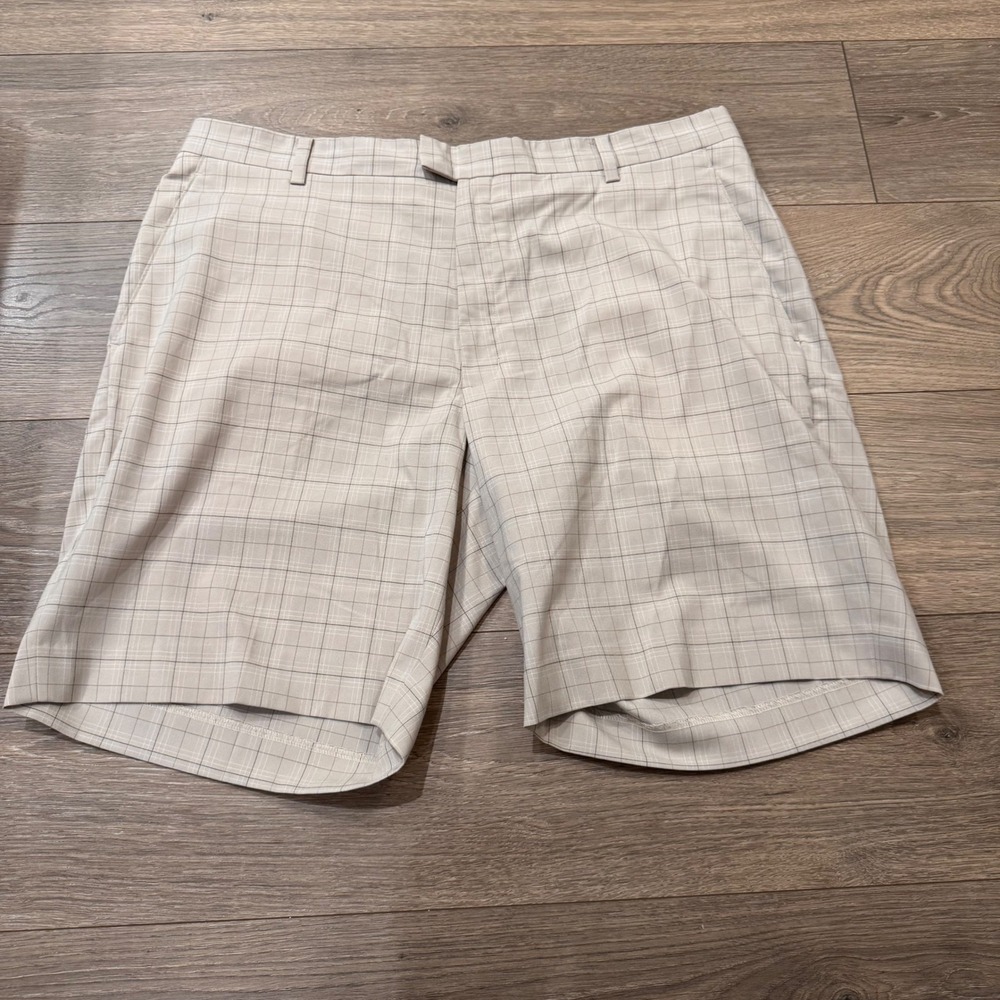 Tiger Woods Collection Mens Tan Plaid Golf Shorts Size 40 Flat Front Performance